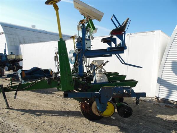 UP FOR AUCTION: 2000 4-Row Drawn CTS Plot Planter